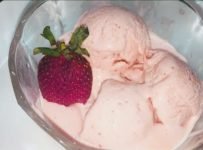 3 ഐറ്റംസ് മാത്രം ഉപയോഗിച്ച് ഒരു അടിപൊളി Strawberry ഐസ്ക്രീം ഉണ്ടാക്കാം.
