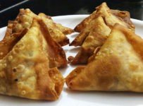റെസ്റ്റോറന്റ് സ്റ്റൈൽ വെജിറ്റബിൾ സമൂസ