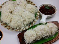 പച്ചവെള്ളത്തിൽ കുഴച്ച് ഇടിയപ്പം തയ്യാറാക്കാം.