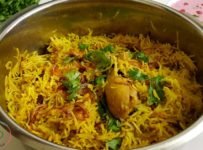 ബാച്ചിലേർസിനും ജോലിക് പോകുന്ന വീട്ടമ്മമാർക്കും ഈ വീഡിയോ തീർച്ചയായും ഉപകാരപ്പെടും. പ്രഷർ കുക്കറിൽ 20മിനുറ്റിൽ നല്ല കിടിലൻ ചിക്കൻ ബിരിയാണി തയ്യാറാക്കാം