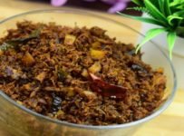 വളരെ എളുപ്പത്തിൽ ചെറിയ ഉള്ളിയുടെ തൊലി കളഞ്ഞു മൂന്നു ദിവസം വരെ കേടുകൂടാതെ വെളിയിൽ വെച്ച് കഴിക്കാൻ പറ്റുന്ന ഒരു കിടിലൻ ചെറിയ ഉള്ളി തോരൻ.