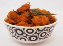 മൺചട്ടിയിൽ വെളിച്ചെണ്ണയൊഴിച്ച് ഉണ്ടാക്കിയ നല്ല നാടൻ ചെമ്മീൻ റോസ്റ്റ് ….! ഓർക്കുമ്പോൾ തന്നെ നമ്മുടെ വായിൽ വെള്ളം വരും!! ചോറിന് കൂടെ ചപ്പാത്തിയുടെ കൂടെയും ഒക്കെ കഴിക്കാൻ പറ്റിയ നല്ലൊരു അടിപൊളി സൈഡ് ഡിഷ് ആണ് ഇത്….