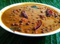 കൊച്ചു ഉളളിയോ സാവാളയോ ചേർക്കാത്ത കുറുകിയ ചാറോടു കൂടിയ നല്ല രുചികരമായ കടലക്കറി