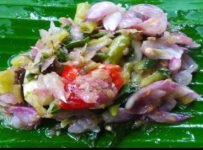 പഴമയുടെ രുചിയിൽ ഒരു കാന്താരി ചമ്മന്തി…. കാന്താരിധാരാളം ഔഷധ ഗുണങ്ങളുള്ള ഒന്നാണ് കാന്താരിമുളക് കൊളസ്ട്രോൾ നിയന്ത്രിക്കുവാനും ദഹനം ത്വരിതപ്പെടുത്താനും ഇത് സാഹായിക്കുന്നു…. വൈറ്റമിൻ A,C,D,E, കാത്സ്യം ഫോസ്ഫറസ് അയൺ പൊട്ടാസ്യം എന്നിവ വലിയതോതിൽ അടങ്ങിയിരിക്കുന്നു. രക്തത്തിലെ പഞ്ചസാരയെ കുറക്കുവാനും കാന്താരി സഹായിക്കുന്നു….
