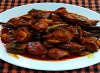 മദ്ധ്യതിരുവിതാംകൂറിലെ കൃസ്ത്യൻ വിവാഹ സദ്യയിലെ മീൻ കറി….. ഈ കറി സദ്യക്ക് 2 ദിവസം മുൻപേ പാചകം ചെയ്ത് സൂക്ഷിക്കുകയാണ് പതിവ് ഇത് ഒരാഴ്ചയോളം കേടാകാതെ ഇരിക്കും….. നെയ്മീൻ…. കേര…. മോദ…. ചൂര എന്നീ മീനുകളാണ് ഈ രീതിയിൽ കറി വെയ്ക്കുന്നത്