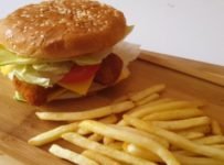 ഈസി ചിക്കൻ nuggets ബർഗർ. കഫ്റ്റീരിയ യിൽ നിന്നും കിട്ടുന്ന അതേ ടെസ്റ്റിൽ nuggets ബർഗർ വീട്ടിൽ തന്നെ തയ്യാറാക്കാം