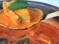 മാങ്ങാ ഇട്ട് വെച്ച തേങ്ങ അരച്ച മീൻ കറി