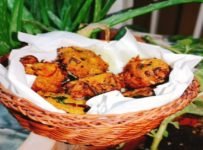 ബാക്കി വന്ന ചോറു കൊണ്ട് എരിവുള്ള നല്ല മൊരിഞ്ഞ പക്കോട