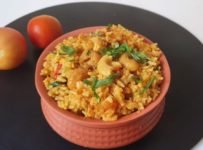 തക്കാളി വച്ചു പ്രഷർ കുക്കറിൽ ഒരു കിടിലൻ ഉച്ചഭക്കഷ്ണം തയ്യാറാക്കാം… വെറും 10 മിനിറ്റു മതി.ഒരു അച്ചാറോ, പപ്പടമോ ഒന്നുമില്ലെങ്കിൽ കുറച്ചു തൈരോ കൂട്ടി കഴിക്കാൻ നല്ല രുചിയാണ്.