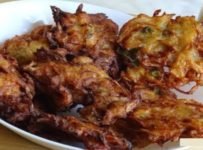 തട്ടുകട സ്റ്റൈല്‍ നാടന്‍ ഉളളി വട ഉണ്ടാകാം