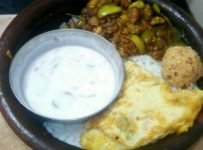 ഉച്ചക്ക് ഒരു തട്ടിക്കൂട്ട് ചോർ ഉപ്പുമാങ്ങ ചെമ്മന്തിയും വഴുതന മെഴുക്കു പുരട്ടിയും
