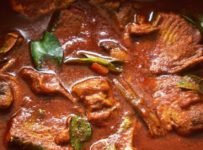 മുളക് ഇട്ടു കുറുക്കി എടുത്ത ചാറോട് കൂടിയ മീൻ കറി.