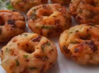അവൽ ഉപയോഗിച്ച് ഒരു കിടിലൻ വട ഉണ്ടാക്കാം.