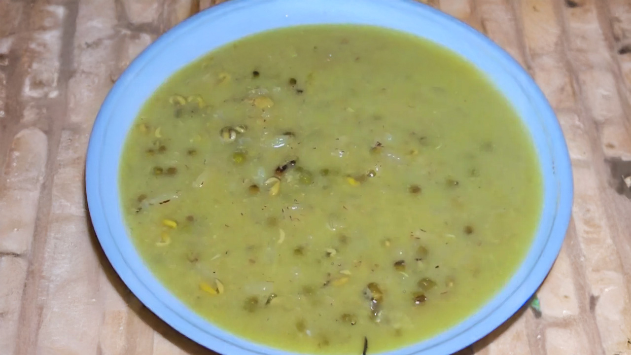 A bowl of healthy Karkidaka Kanji garnished with ghee, showcasing traditional Malayalam medicinal porridge