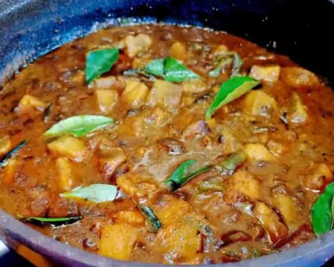 മല്ലിയില അലങ്കരിച്ച ചേന നോൺ-വെജ് സ്റ്റൈൽ കറി, ചപ്പാത്തിക്കും ചോറിനും ഒപ്പം, പരമ്പരാഗത മലയാളം റെസിപ്പി ഉപയോഗിച്ച് തയ്യാറാക്കിയത്.