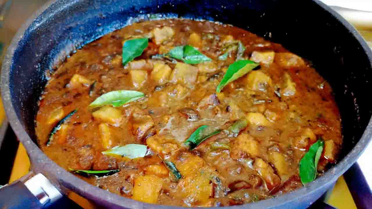 മല്ലിയില അലങ്കരിച്ച ചേന നോൺ-വെജ് സ്റ്റൈൽ കറി, ചപ്പാത്തിക്കും ചോറിനും ഒപ്പം, പരമ്പരാഗത മലയാളം റെസിപ്പി ഉപയോഗിച്ച് തയ്യാറാക്കിയത്.