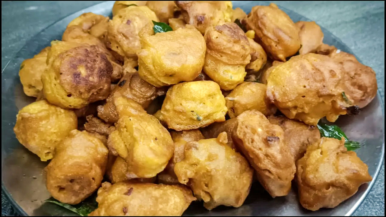 Crispy wheat flour evening snack served with chutney on a plate