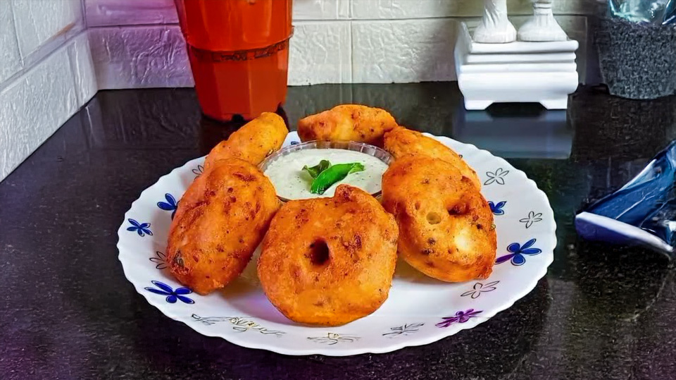 Soft and Crispy Uzhunnu Vada served with Coconut Chutney | ഉഴുന്ന് വട മലയാളം റെസിപ്പി