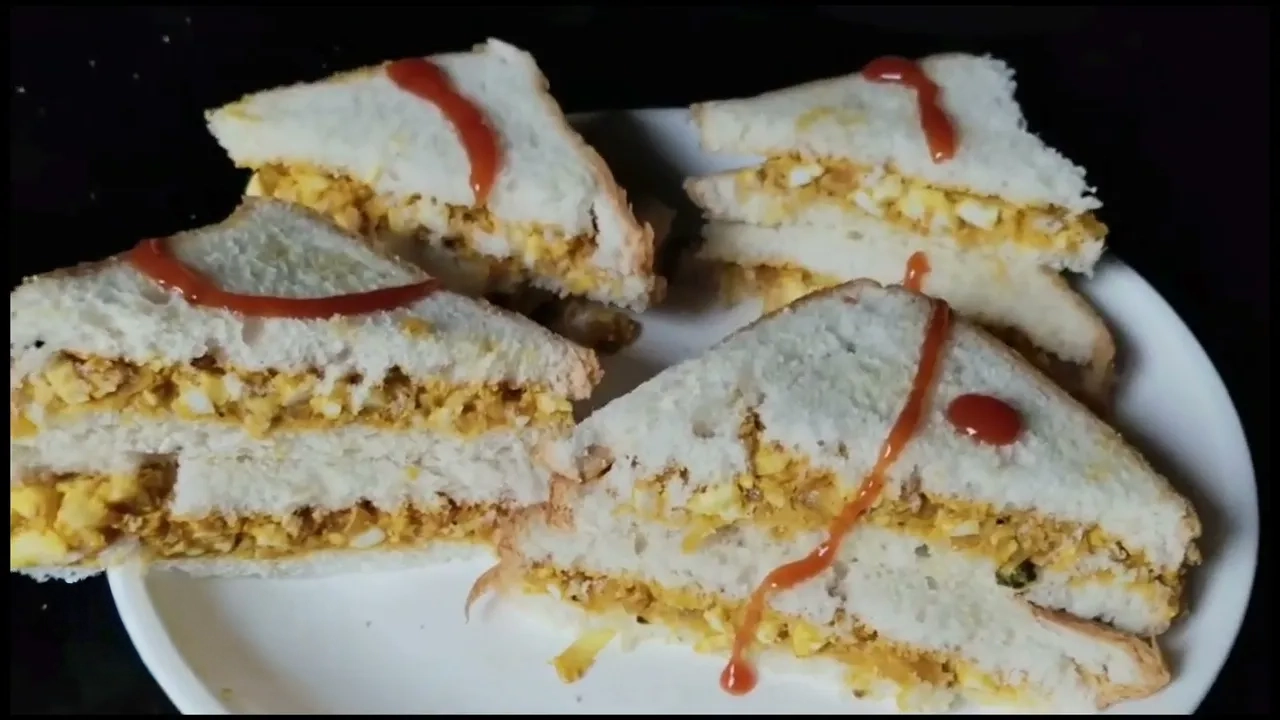 Easy Egg Sandwich Recipe in Malayalam | Cafe Style Bread Sandwich with Egg Masala Filling